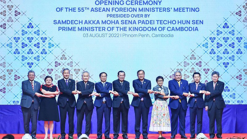 Thủ tướng Campuchia Samdech Techo Hun Sen và Bộ trưởng Ngoại giao các nước ASEAN tại Lễ khai mạc Hội nghị.