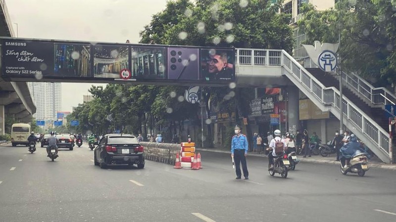 Lực lượng chức năng hướng dẫn giao thông trên đường Nguyễn Trãi sáng 6/8.