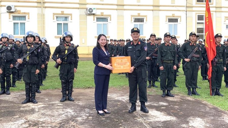 Phó Chủ tịch nước Võ Thị Ánh Xuân thăm, tặng quà một số đơn vị ở Đắk Lắk ảnh 4