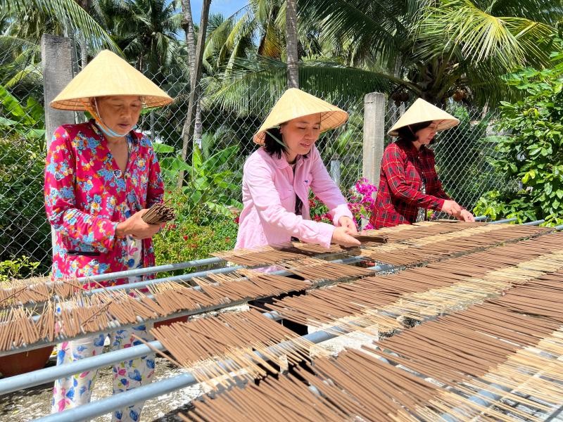 Cơ sở sản xuất nhang sinh học của cô giáo Song Đào giải quyết việc làm cho nhiều lao động nữ tại địa phương.
