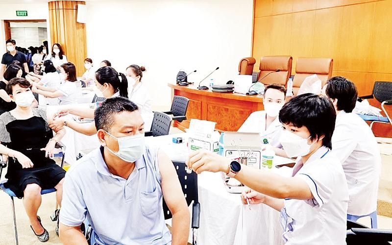 Đông đảo cán bộ công chức, viên chức, người lao động tham gia tiêm vắc-xin phòng Covid-19 mũi 3, mũi 4.