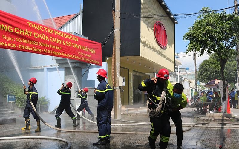 Phòng Cảnh sát Phòng cháy, chữa cháy và Cứu nạn cứu hộ (Công an tỉnh Kiên Giang) tổ chức thực tập phương án chữa cháy và cứu nạn cứu hộ năm 2022 tại Ngân hàng Thương mại cổ phần Á Châu, Chi nhánh Kiên Giang (Ảnh TIẾN DŨNG).