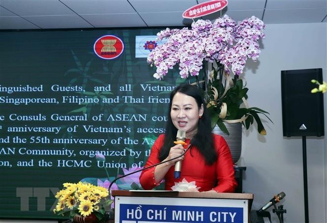 Bà Phan Thị Hồng Xuân, Chủ tịch Hội hữu nghị Việt Nam- Đông Nam Á Thành phố Hồ Chí Minh, phát biểu chúc mừng. (Ảnh: TTXVN)