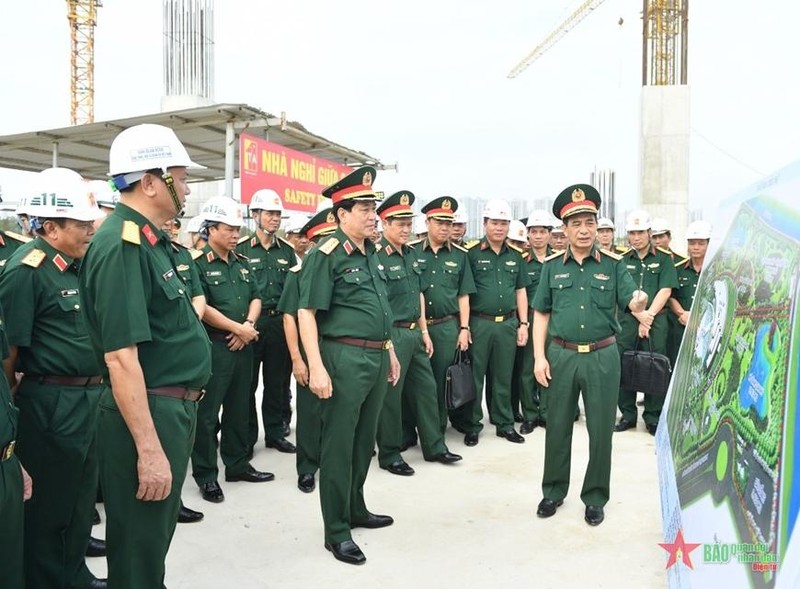 Đại tướng Phan Văn Giang chỉ đạo một số nội dung liên quan đến kiến trúc, thiết kế của công trình Bảo tàng Lịch sử Quân sự Việt Nam. Ảnh: Báo Quân đội nhân dân