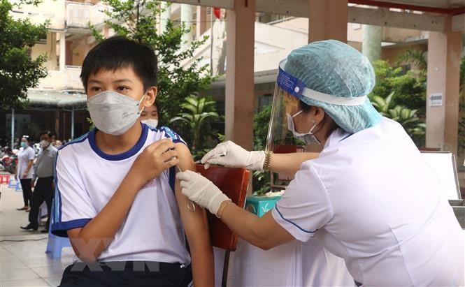 Nhân viên y tế tiêm vaccine cho học sinh lớp 6 tại Trường THCS Lê Quý Đôn, thành phố Vĩnh Long. (Ảnh: TTXVN)