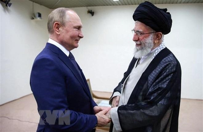 Lãnh đạo tối cao Iran Ali Khamenei (phải) và Tổng thống Nga Vladimir Putin trong cuộc gặp ở Tehran, Iran, ngày 19/7/2022. (Ảnh: AFP/TTXVN)