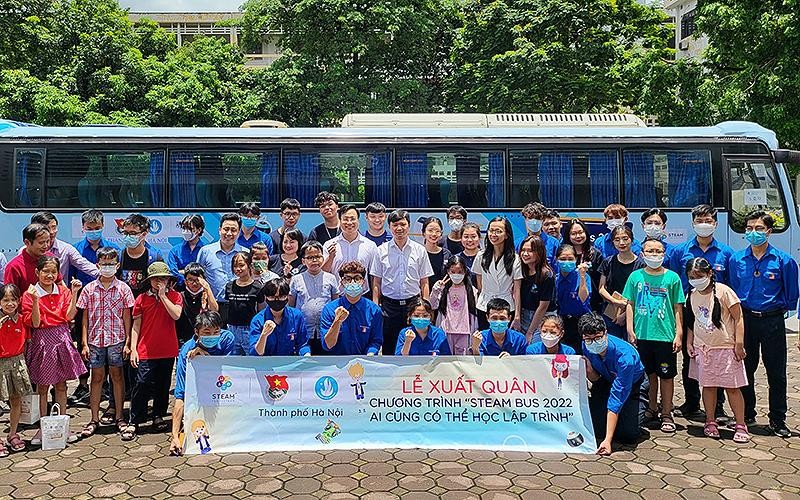 Đại diện Trung ương Đoàn Thanh niên Cộng sản Hồ Chí Minh, Thành đoàn, Hội Sinh viên Hà Nội và các đơn vị liên quan cùng phụ huynh, học sinh tại lễ xuất quân chương trình STEAM Bus 2022.
