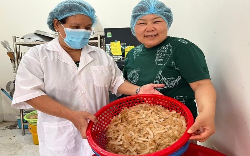 Bà Ino Mayu (áo xanh) hướng dẫn nông dân xã Vang Qưới Đông, huyện Bình Đại, sản xuất dừa sấy giòn.