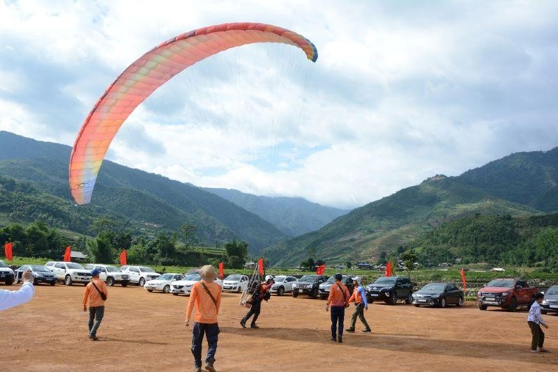 Các du khách khởi động dù lượn bay trên mùa vàng Mù Cang Chải.