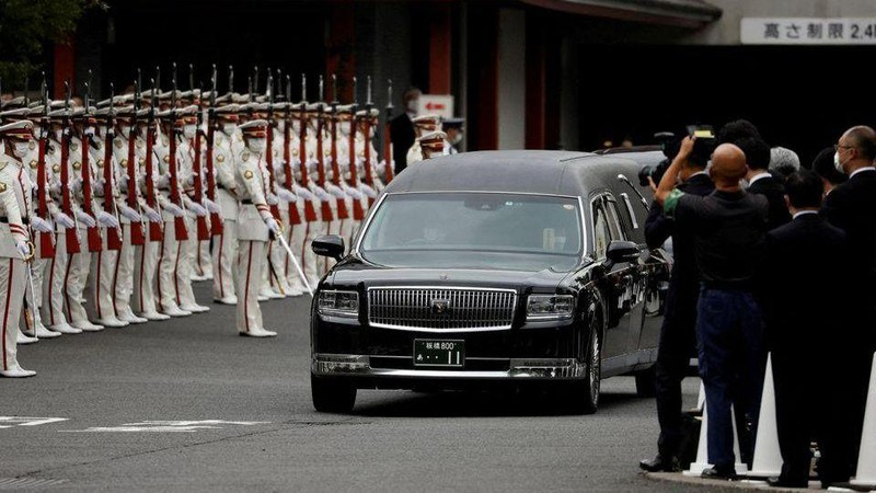 Sau lễ tang NGÀY 12/7, xe chở linh cữu của cố Thủ tướng Abe đi qua một số địa điểm từng gắn bó với cuộc đời chính trị của nhà lãnh đạo này ở thủ đô Tokyo. (Ảnh: Reuters)