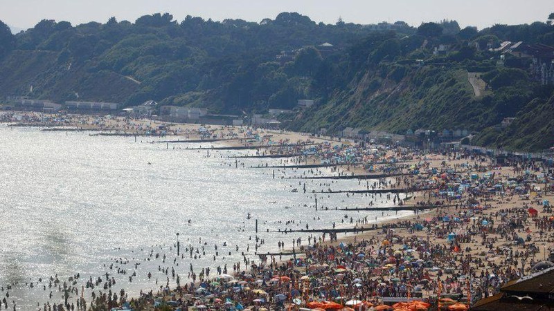 Người dân đổ về bãi biển Bournemouth, Anh, để giải nhiệt trong thời tiết nắng nóng cao điểm của tháng 6/2022. (Ảnh: Reuters)