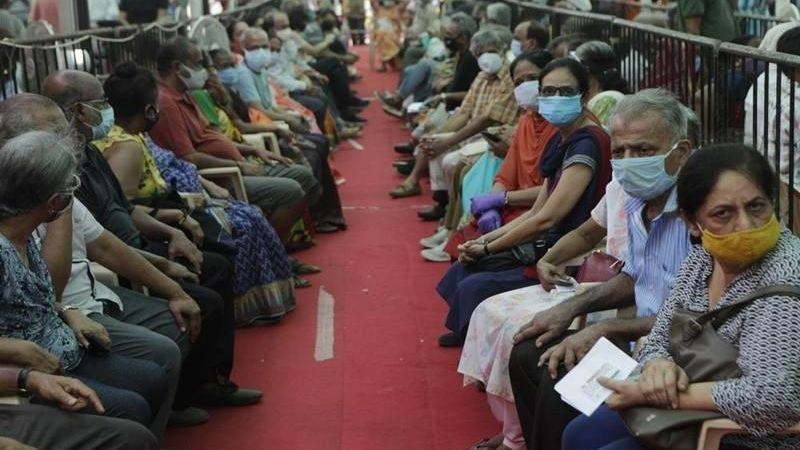 Người dân chờ tiêm vaccine tại TP Mumbai, Ấn Độ, năm 2021. (Ảnh: AP)