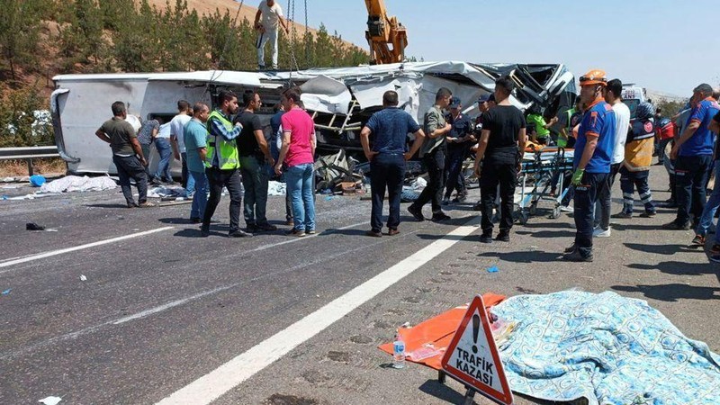 Hiện trường vụ tai nạn trên đường cao tốc giữa Gaziantep và Nizip, Thổ Nhĩ Kỳ, ngày 20/8/2022. (Ảnh: Ihlas News Agency/Reuters)