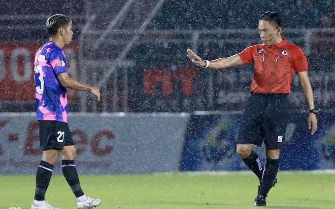 Trọng tài Ngọc Châu có tình huống xử lý sai lầm trong trận Sài Gòn FC và Topenland Bình Ðịnh. (Ảnh QUANG THỊNH)