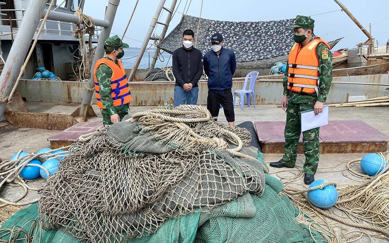 Hải đội 2 Bộ đội Biên phòng tỉnh Quảng Ninh phối hợp Ðồn Biên phòng Thanh Lân bắt giữ phương tiện khai thác hải sản trái phép bằng hình thức giã cào.