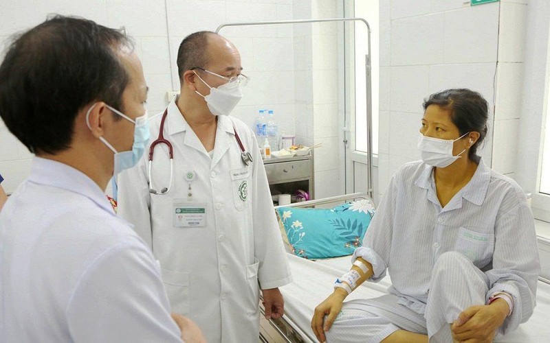Thăm khám bệnh nhân tại Trung tâm Bệnh nhiệt đới, Bệnh viện Bạch Mai. (Ảnh THÀNH DƯƠNG)