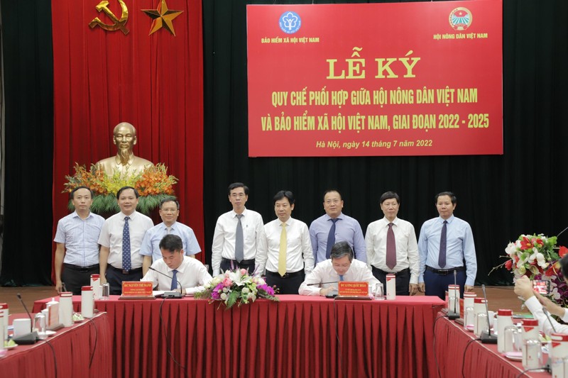Đại diện lãnh đạo Bảo hiểm xã hội Việt Nam và Trung ương Hội Nông dân Việt Nam ký kết quy chế phối hợp công tác.