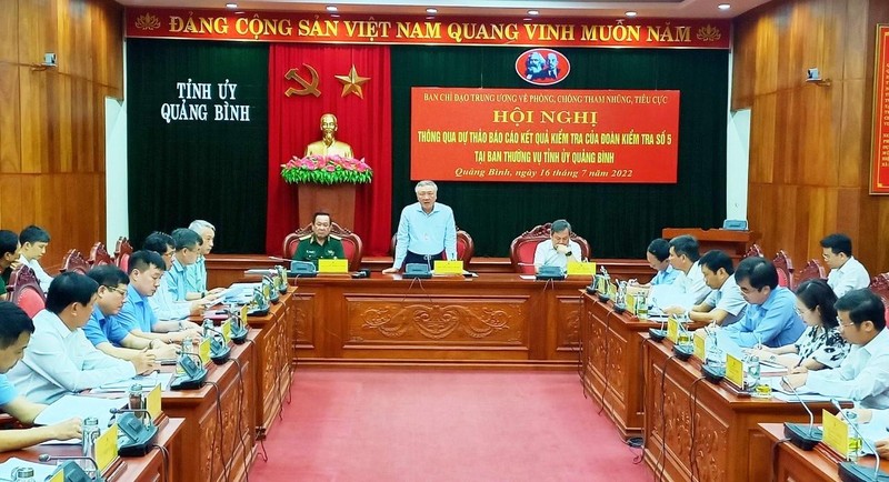 Đồng chí Nguyễn Hòa Bình phát biểu tại buổi làm việc với Ban Thường vụ Tỉnh ủy Quảng Bình