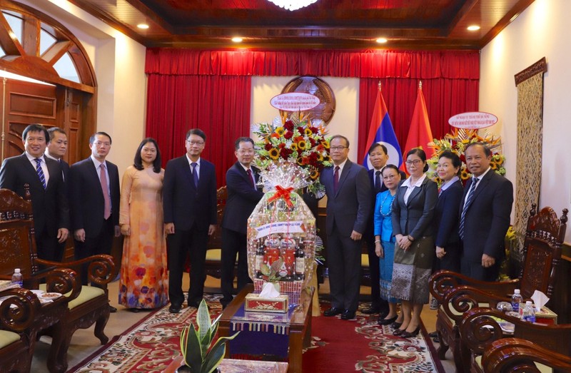 Bí thư Thành ủy Đà Nẵng trao lẵng hoa chúc mừng Tổng Lãnh sự Cộng hòa dân chủ nhân dân Lào tại Đà Nẵng
