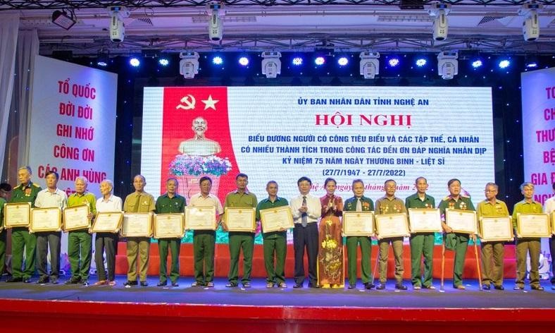 UBND tỉnh Nghệ An trao bằng khen cho các đại biểu là người có công tiêu biểu.