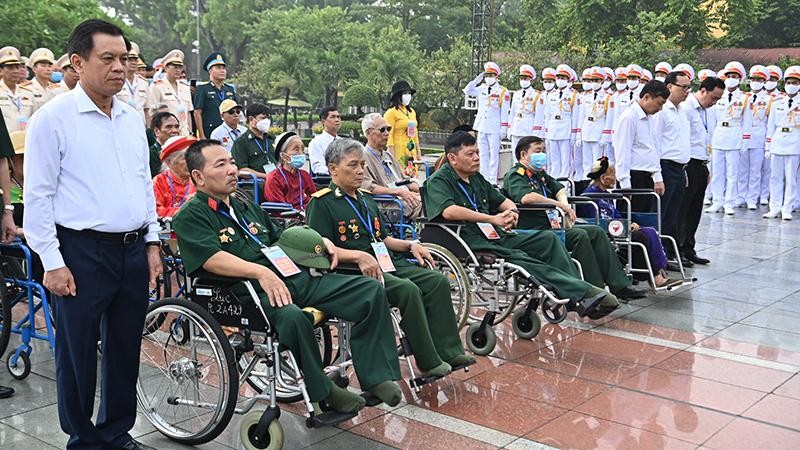 Các đại biểu dâng hương tưởng niệm tại Ðài tưởng niệm các Anh hùng liệt sĩ, đường Bắc Sơn, Hà Nội, sáng 23/7. (Ảnh: Đăng Khoa)