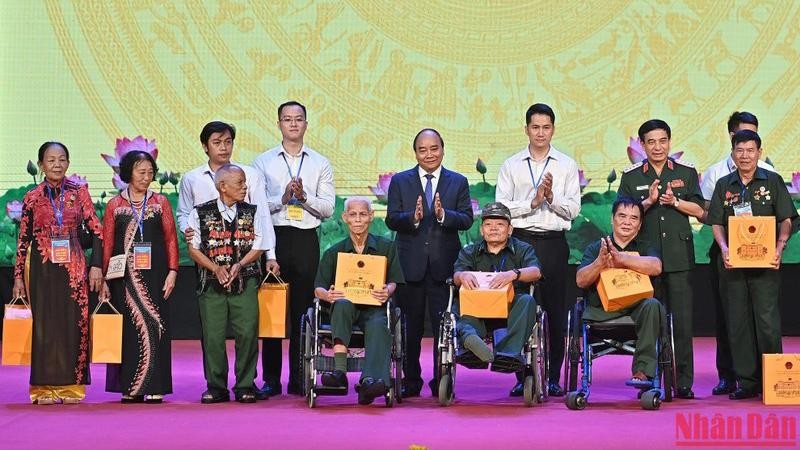 Chủ tịch nước Nguyễn Xuân Phúc và Đại tướng, Bộ trưởng Quốc phòng Phan Văn Giang trao quà tặng các đại biểu người có công tiêu biểu toàn quốc.