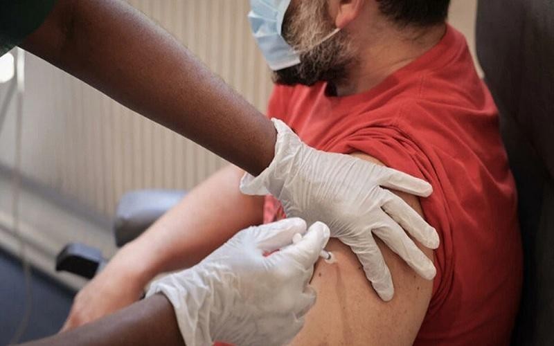 Tiêm vaccine ngừa bệnh đậu mùa ở một trung tâm tiêm chủng tại Paris ngày 11/7 (Ảnh: Le Parisien).