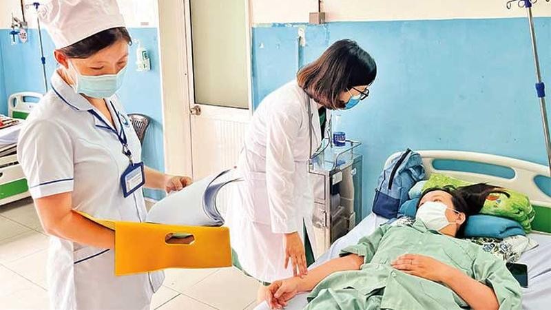 Điều trị cho bệnh nhân tại Bệnh viện đa khoa khu vực Hóc Môn, Thành phố Hồ Chí Minh (Ảnh minh họa: nhandan.vn).