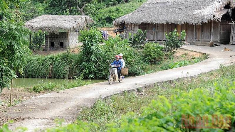 Bê-tông hóa đường liên thôn, liên xã ở Tuyên Quang. (Ảnh minh họa: TRẦN HẢI)