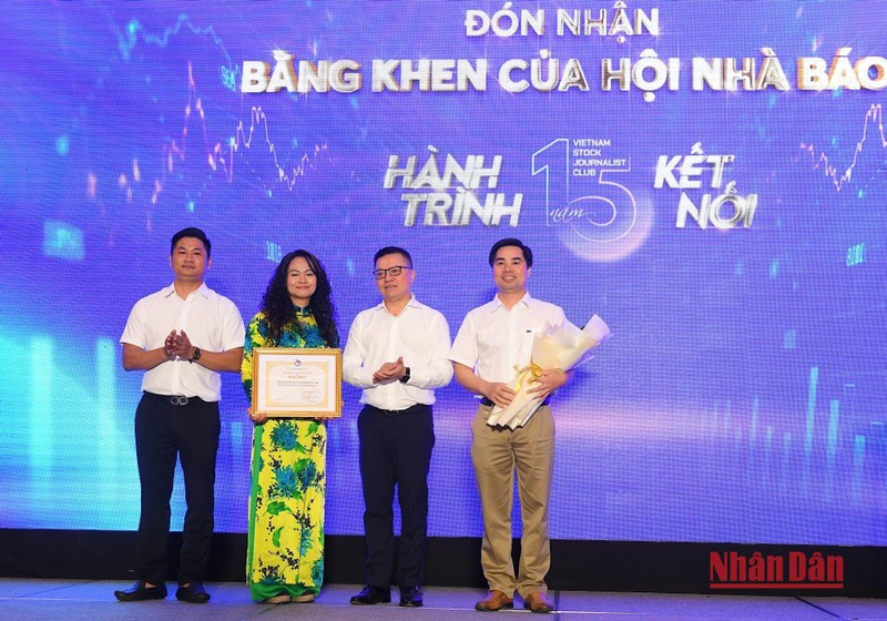 Đồng chí Lê Quốc Minh trao bằng khen của Hội Nhà báo Việt Nam cho đại diện Câu lạc bộ. (Ảnh: THÀNH ĐẠT)