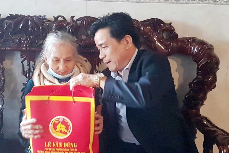 Phó Bí thư Thường trực Tỉnh ủy Lê Văn Dũng thăm, tặng quà Mẹ Việt Nam anh hùng. 