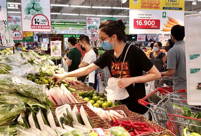 Người tiêu dùng lựa chọn thực phẩm tại siêu thị Big C Thăng Long (Hà Nội). (Ảnh NGUYỄN TRANG)