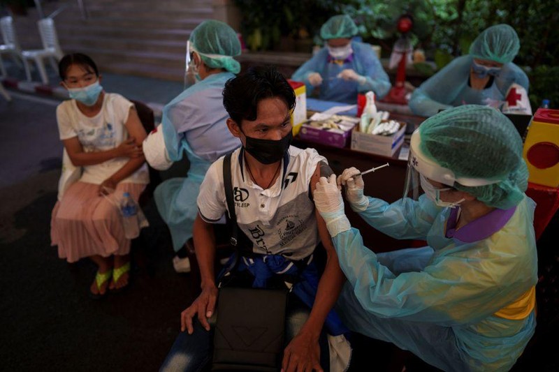 Nhân viên y tế Thái Lan tiêm vaccine ngừa Covid-19 cho lao động nhập cư. (Ảnh: Reuters)