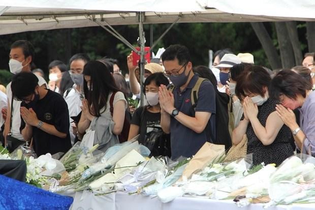 Người dân Nhật Bản bày tỏ lòng thành kính với cố Thủ tướng Abe Shinzo. (Ảnh: TTXVN)