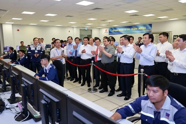 Thủ tướng Phạm Minh Chính và đoàn công tác thăm phòng điều khiển trung tâm Nhà máy Nhiệt điện Sông Hậu 1. (Ảnh: Nhật Bắc)