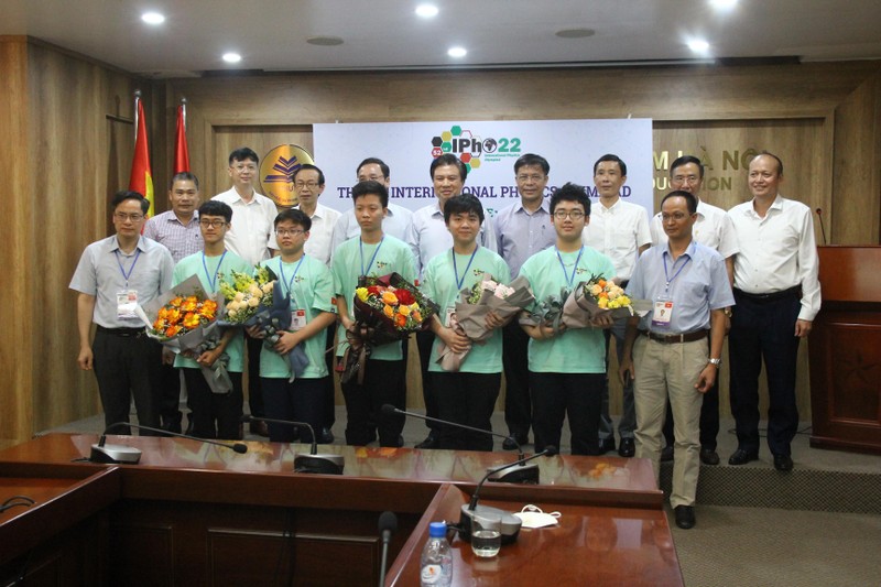 Thứ trưởng Giáo dục và Đào tạo Nguyễn Hữu Độ và Hiệu trưởng Trường đại học Sư phạm Hà Nội Nguyễn Văn Minh tặng hoa chúc mừng đội tuyển Việt Nam tham dự IPhO 2022.