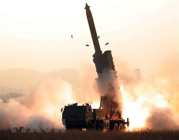 Một vụ phóng thử rocket từ bệ phóng tên lửa đa nòng siêu lớn tại một địa điểm bí mật ở Triều Tiên. (Ảnh: AFP)