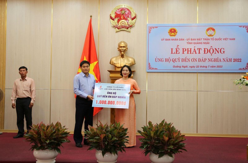 Ông Trần Đoàn Thịnh, Phó Tổng Giám đốc Công ty BSR trao tặng biển tượng trưng 1 tỷ đồng ủng hộ Quỹ Đền ơn đáp nghĩa tỉnh Quảng Ngãi.