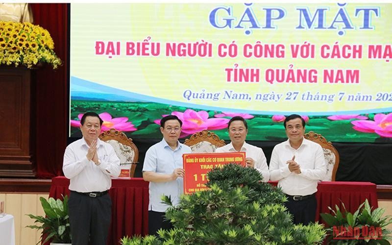 Chủ tịch Quốc hội Vương Đình Huệ trao kinh phí hỗ trợ xây dựng nhà ở cho gia đình chính sách và hộ nghèo trên địa bàn tỉnh Quảng Nam.