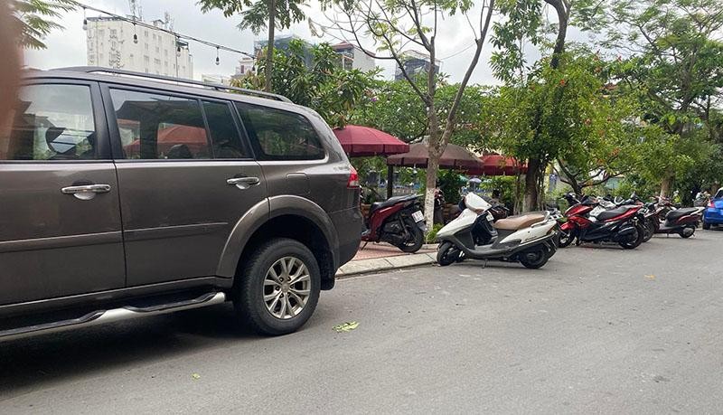 Hồ Đầm Tròn bị hàng loạt hàng quán lấn chiếm biến thành nơi để kinh doanh, các phương tiện đỗ tràn lan dưới lòng đường.