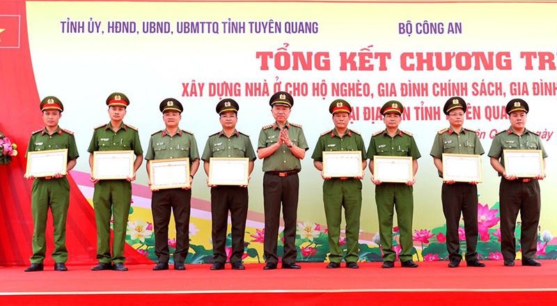 Đại tướng Tô Lâm, Ủy viên Bộ Chính trị, Bộ trưởng Công an trao bằng khen cho các tập thể có thành tích xuất sắc trong thực hiện Đề án xóa nhà ở tạm, dột nát cho hộ nghèo trên địa bàn tỉnh Tuyên Quang.