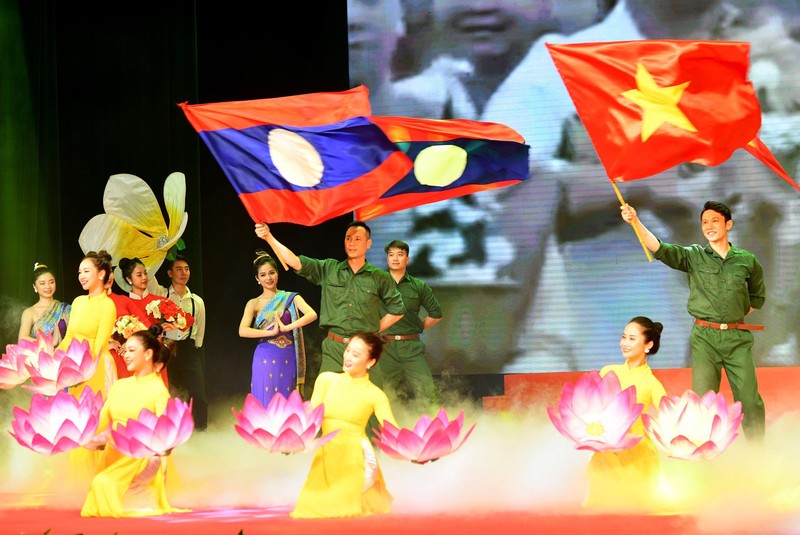 Chương trình nghệ thuật tại Lễ kỷ niệm 60 năm Ngày thiết lập quan hệ ngoại giao (5/9/1962-5/9/2022), 45 năm Ngày ký Hiệp ước Hữu nghị và Hợp tác Việt Nam - Lào (18/7/1977-18/7/2022), Năm đoàn kết hữu nghị Việt Nam - Lào, Lào - Việt Nam 2022 được tổ chức trọng thể tại Thủ đô Hà Nội. Ảnh: THANH TRÚC 