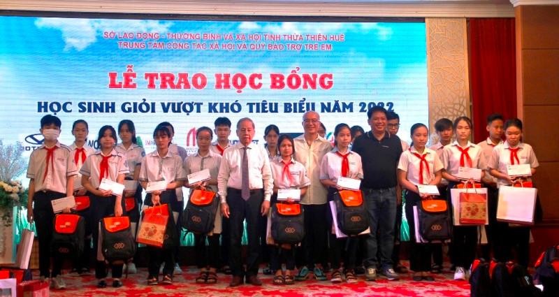 Trao học bổng cho 100 học sinh nghèo vượt khó tiêu biểu tại Thừa Thiên Huế ảnh 1