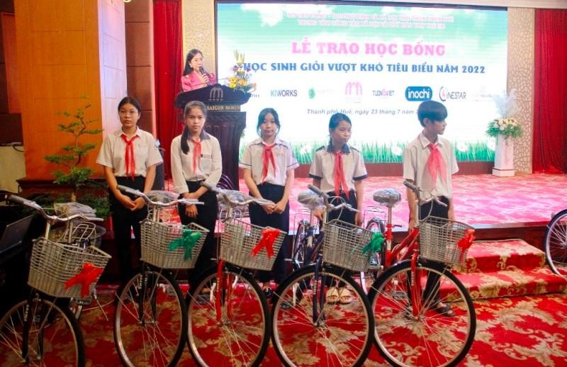 Trao học bổng cho 100 học sinh nghèo vượt khó tiêu biểu tại Thừa Thiên Huế ảnh 2