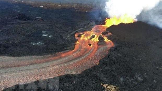 Núi lửa KiLauea trên quần đảo Hawaii phun trào dung nham ngày 11/6/2018. (Ảnh: AFP/TTXVN) 