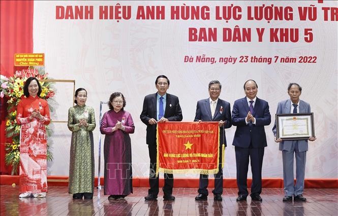 Chủ tịch nước Nguyễn Xuân Phúc trao tặng Danh hiệu Anh hùng Lực lượng vũ trang nhân dân cho Ban Dân y Khu 5. (Ảnh: Thống Nhất/TTXVN)