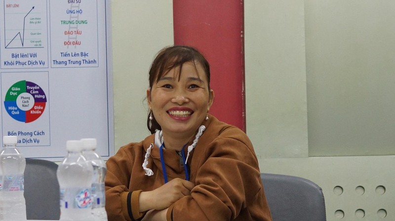 Chị Trần Thị Hường tươi cười rạng rỡ khi nhận giải thưởng 100 triệu đồng tại Công ty Tân Hiệp Phát.