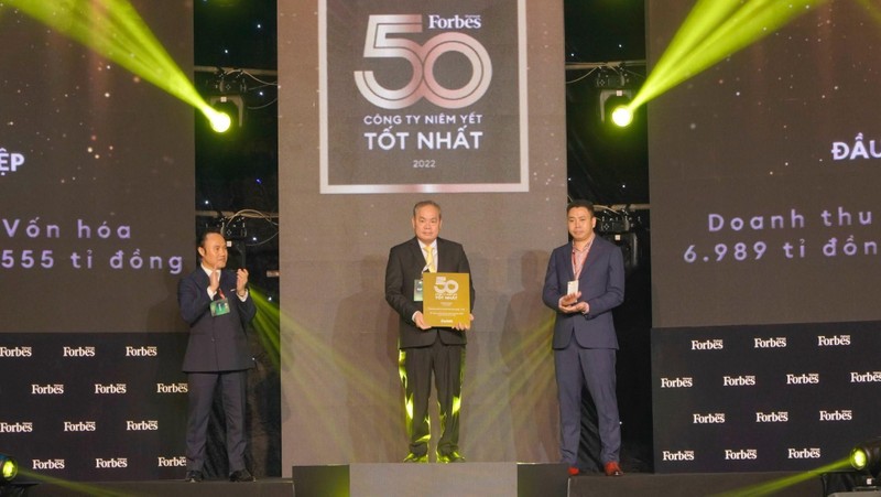 Ông Quảng Văn Viết Cương, Phó Tổng Giám đốc Becamex IDC nhận vinh danh “Top 50 công ty niêm yết tốt nhất năm 2022”.