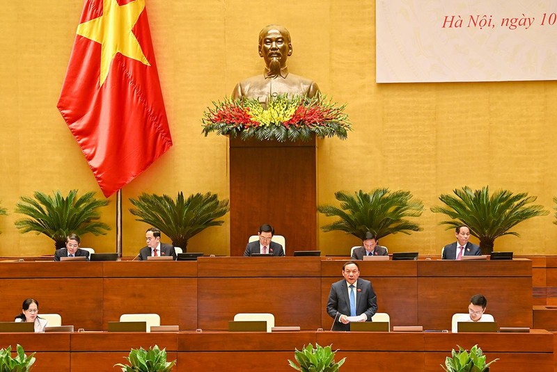 Bộ trưởng Văn hóa, Thể thao và Du lịch Nguyễn Văn Hùng trả lời các ý kiến chất vấn của đại biểu Quốc hội. (Ảnh: Duy Linh)