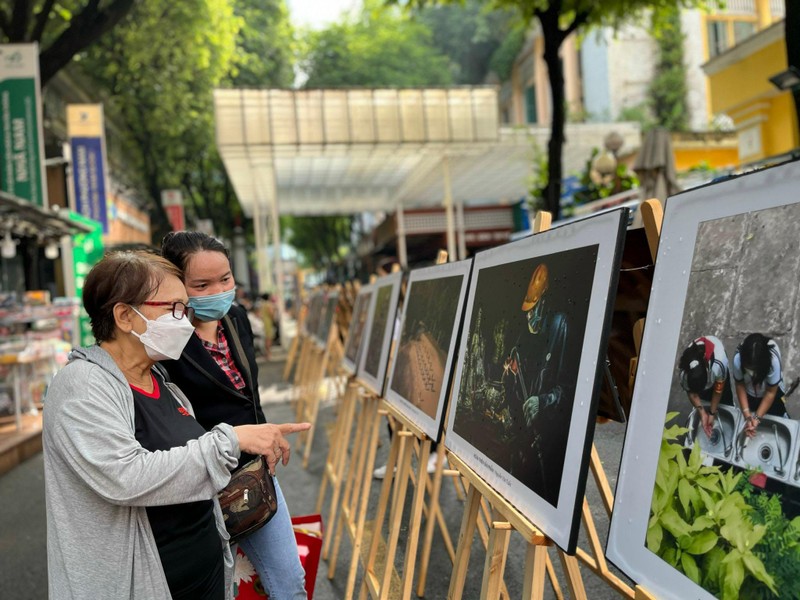 Người dân Thành phố Hồ Chí Minh xem các tác phẩm tại triển lãm.